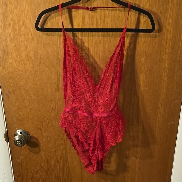 Elegant Red Lace Bodysuit - Picture 1 of 3